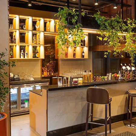 Holiday Inn Bengaluru Racecourse By Ihg Exterior foto The bar at the hotel