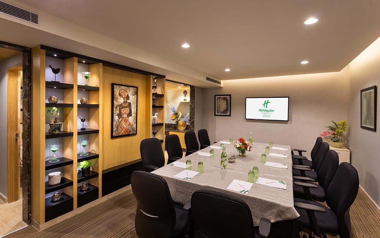 Holiday Inn Bengaluru Racecourse By Ihg Exterior foto Meeting room at Holiday Inn, London - Kensington
