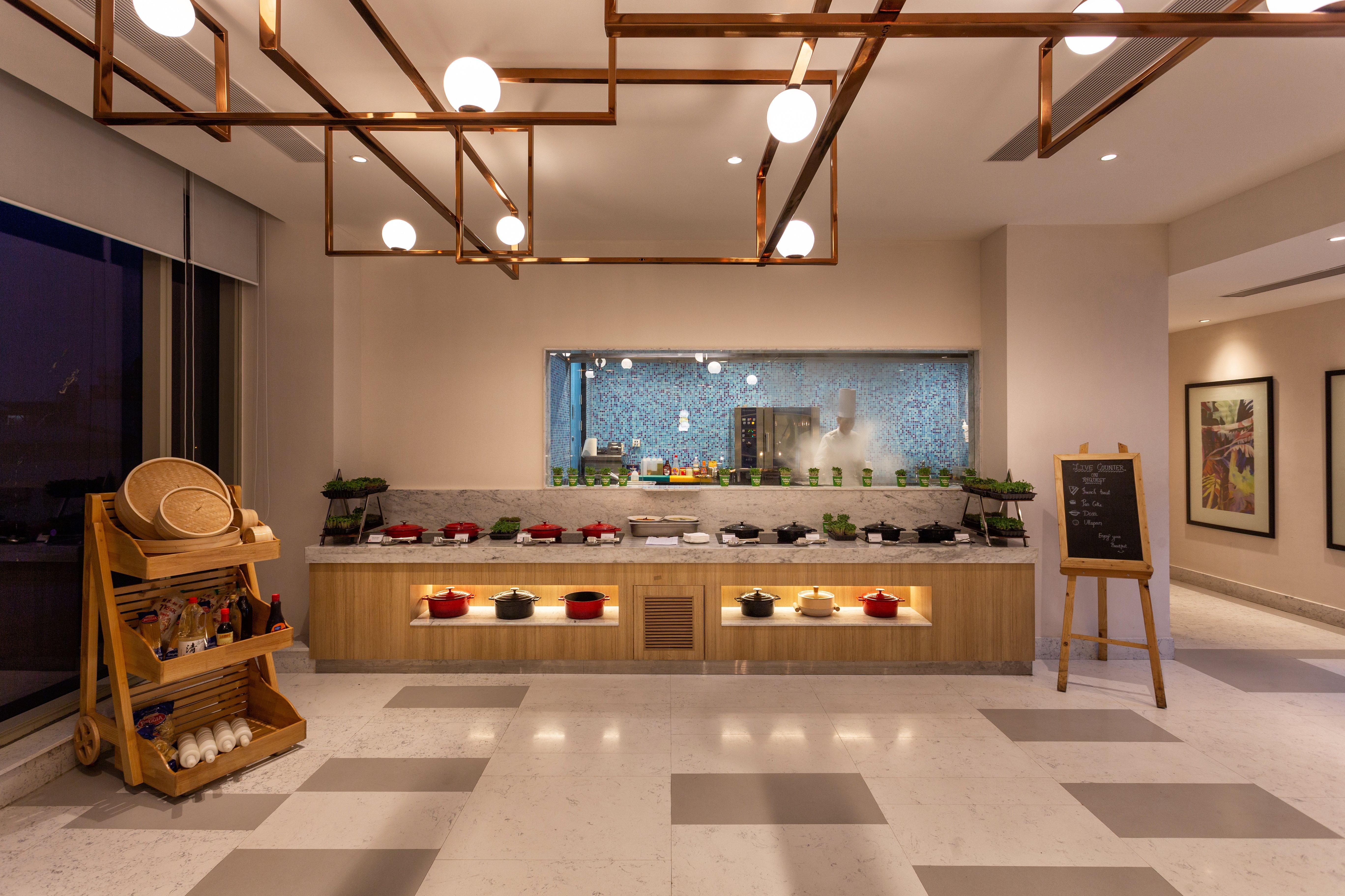 Holiday Inn Bengaluru Racecourse By Ihg Exterior foto The Kitchen