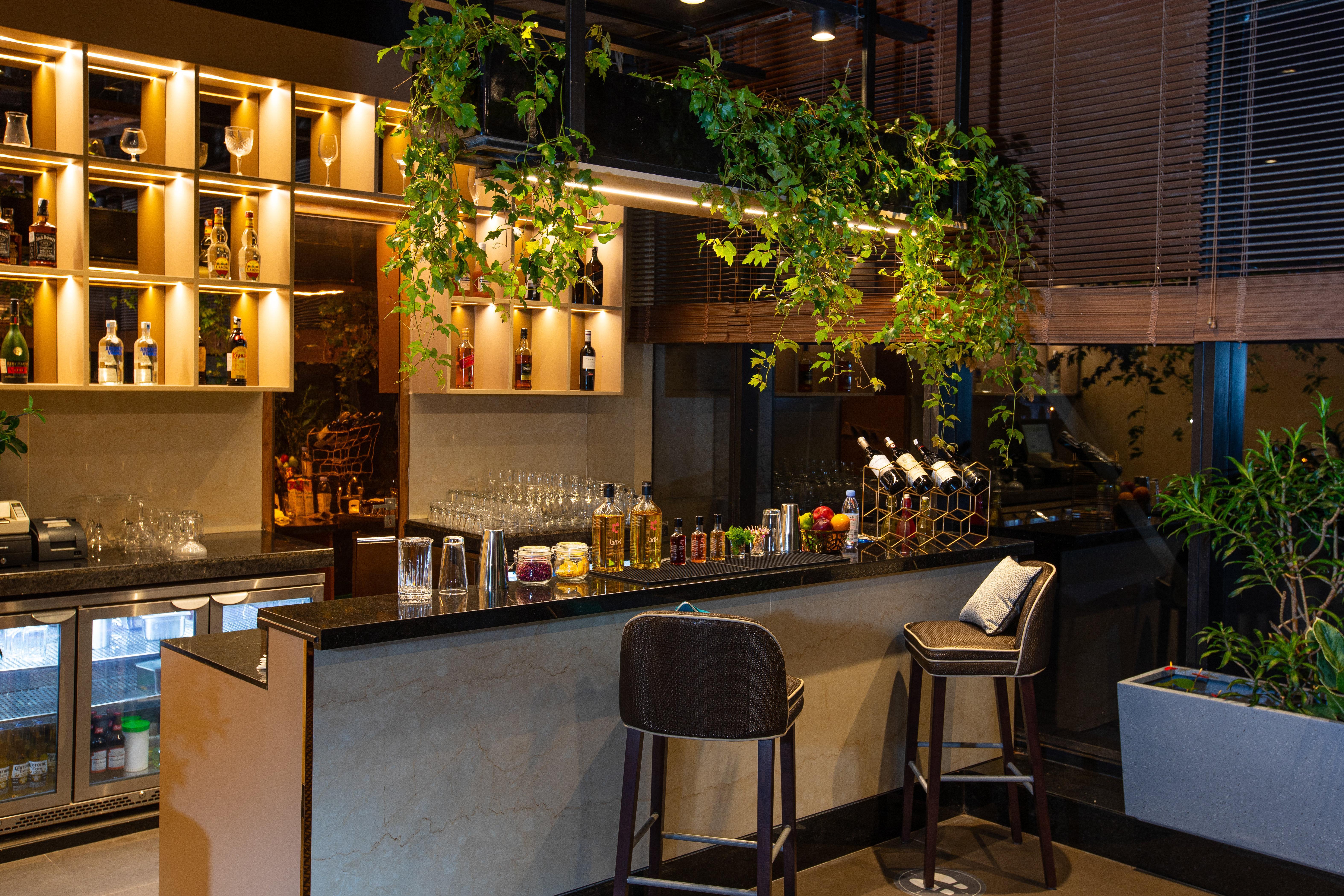 Holiday Inn Bengaluru Racecourse By Ihg Exterior foto The bar at the 101 Skybar