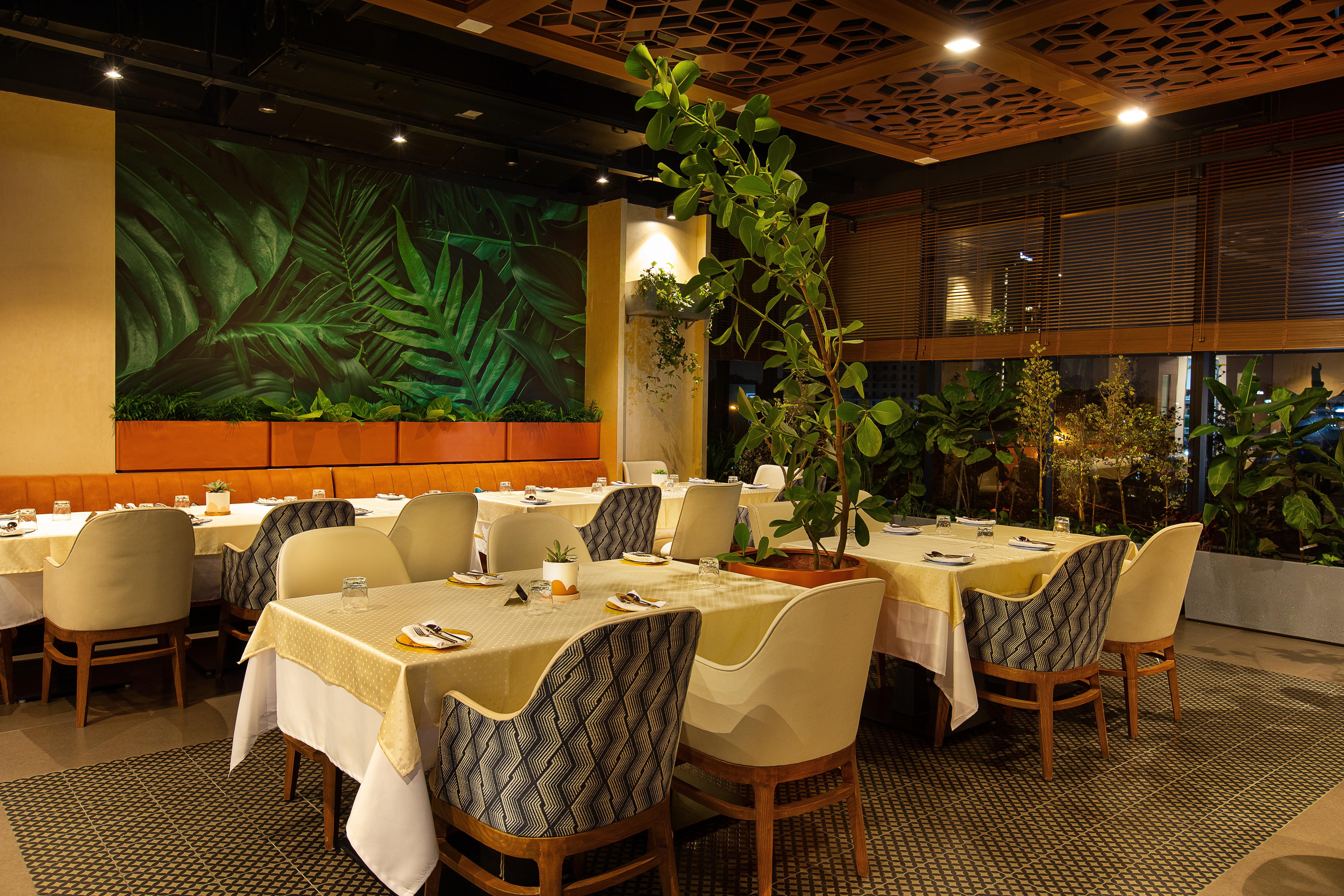 Holiday Inn Bengaluru Racecourse By Ihg Exterior foto Interior of the restaurant