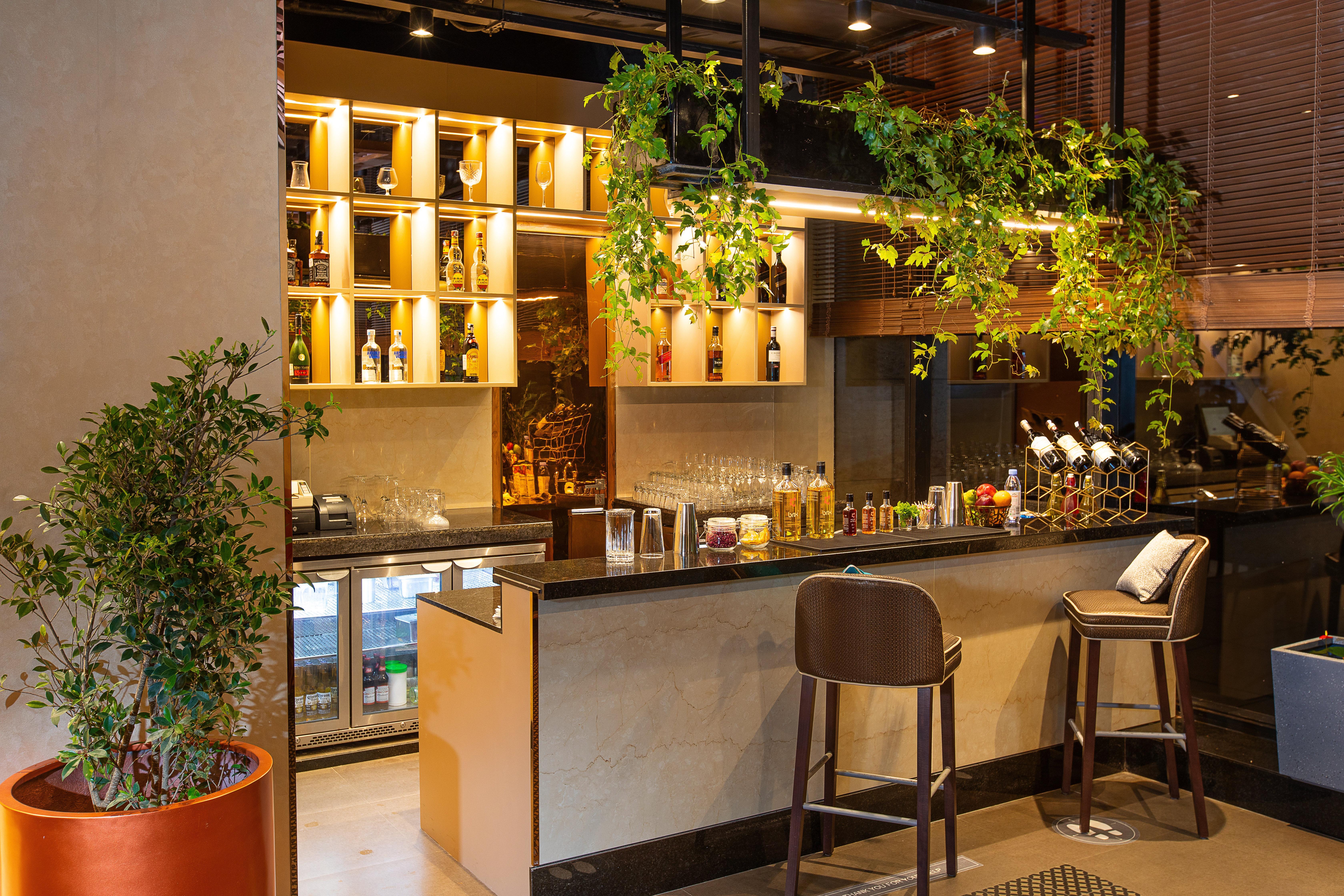 Holiday Inn Bengaluru Racecourse By Ihg Exterior foto The bar at the hotel