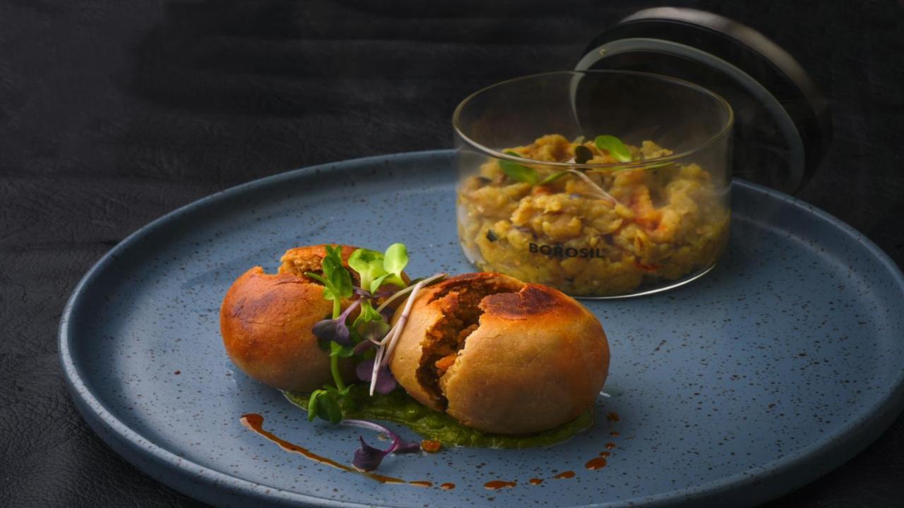 Holiday Inn Bengaluru Racecourse By Ihg Exterior foto A modern take on a traditional Indian dish