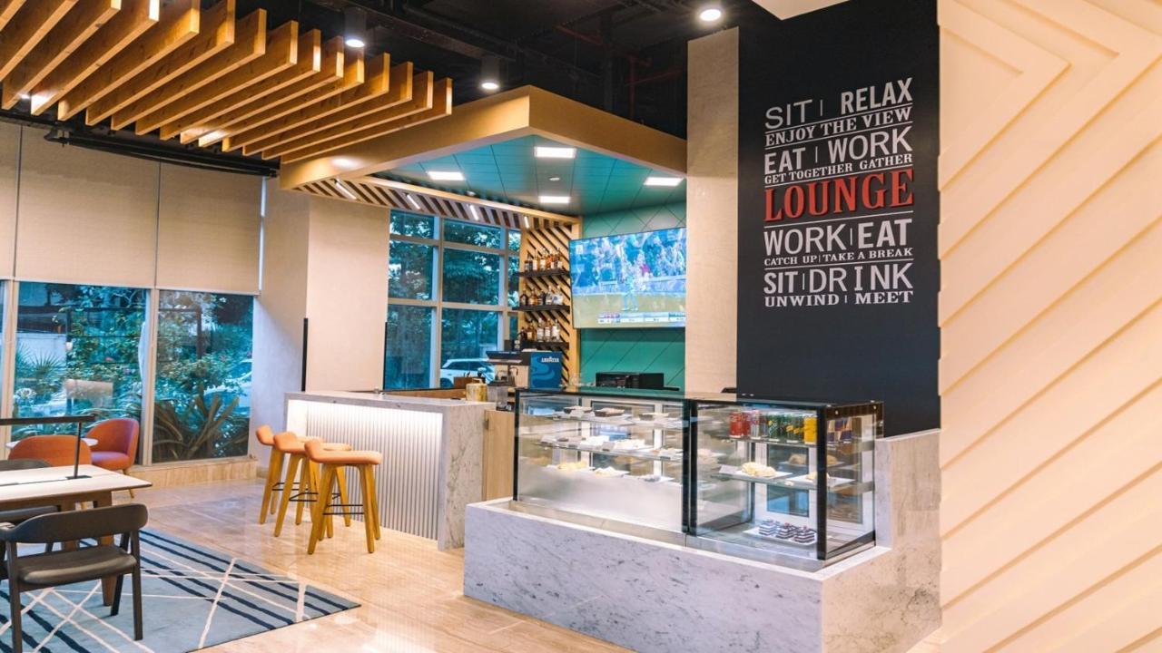 Holiday Inn Bengaluru Racecourse By Ihg Exterior foto The Lounge at KLIA