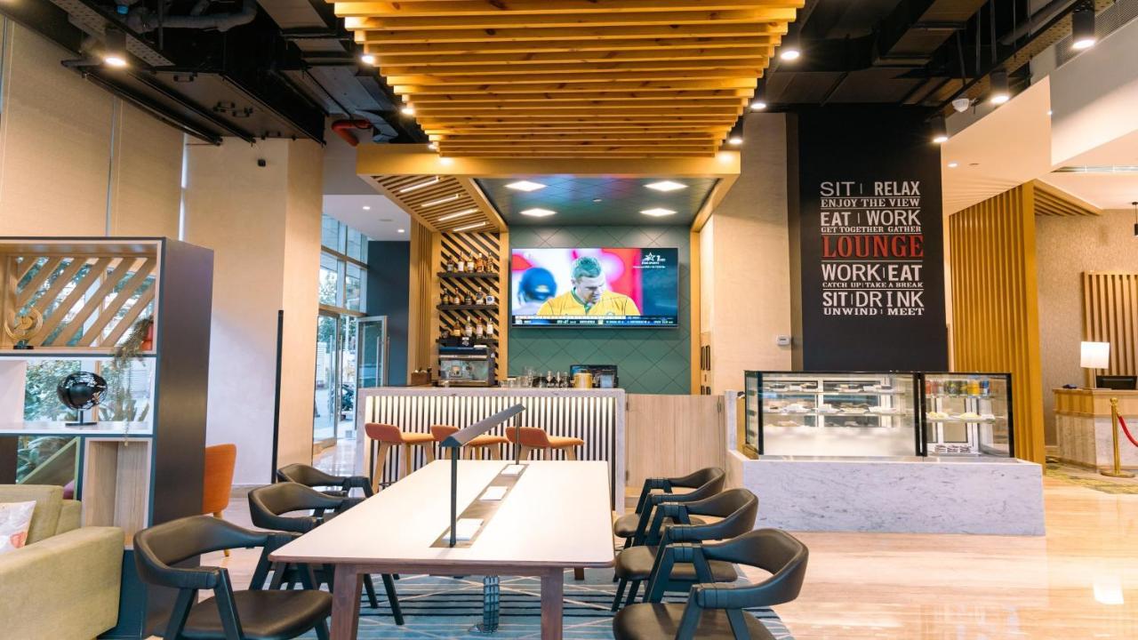 Holiday Inn Bengaluru Racecourse By Ihg Exterior foto The lounge at the airport
