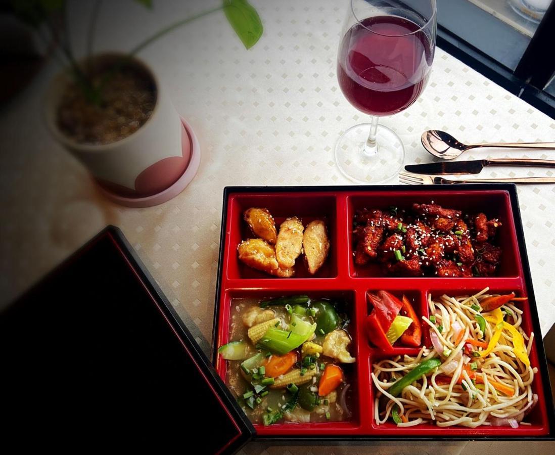 Holiday Inn Bengaluru Racecourse By Ihg Exterior foto A vegetarian bento