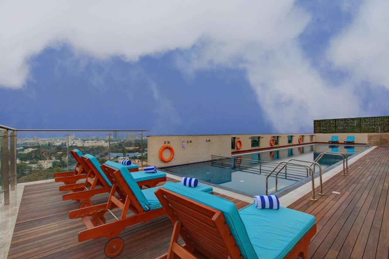 Holiday Inn Bengaluru Racecourse By Ihg Exterior foto Rooftop pool