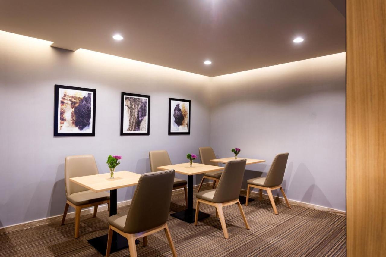 Holiday Inn Bengaluru Racecourse By Ihg Exterior foto The interior of the lounge