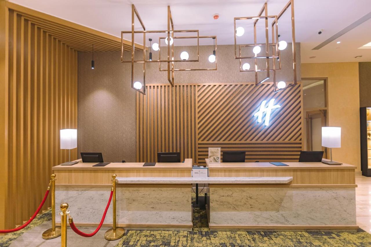 Holiday Inn Bengaluru Racecourse By Ihg Exterior foto Reception desk at the hotel