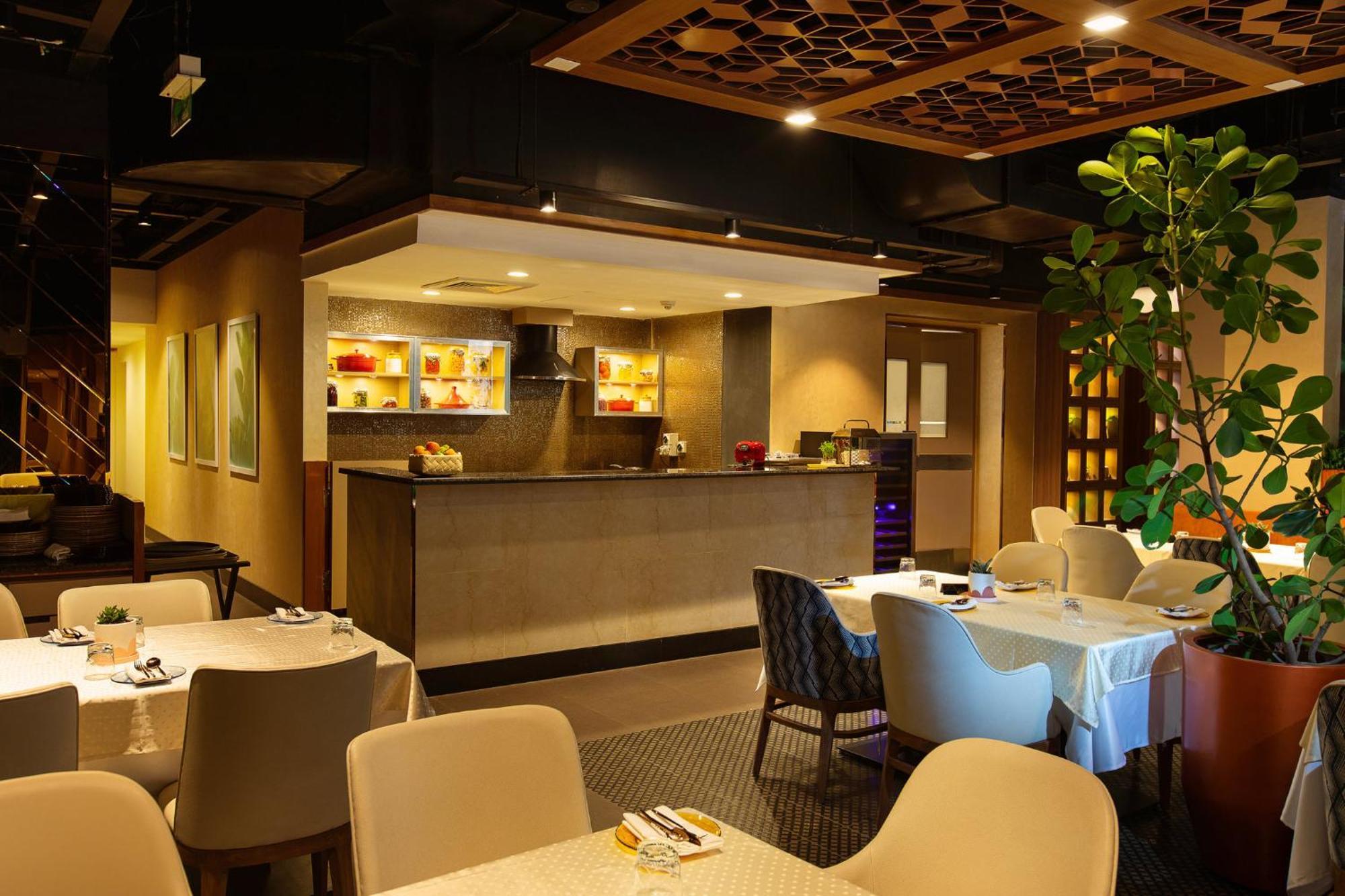 Holiday Inn Bengaluru Racecourse By Ihg Exterior foto Interior of a restaurant in Tokyo