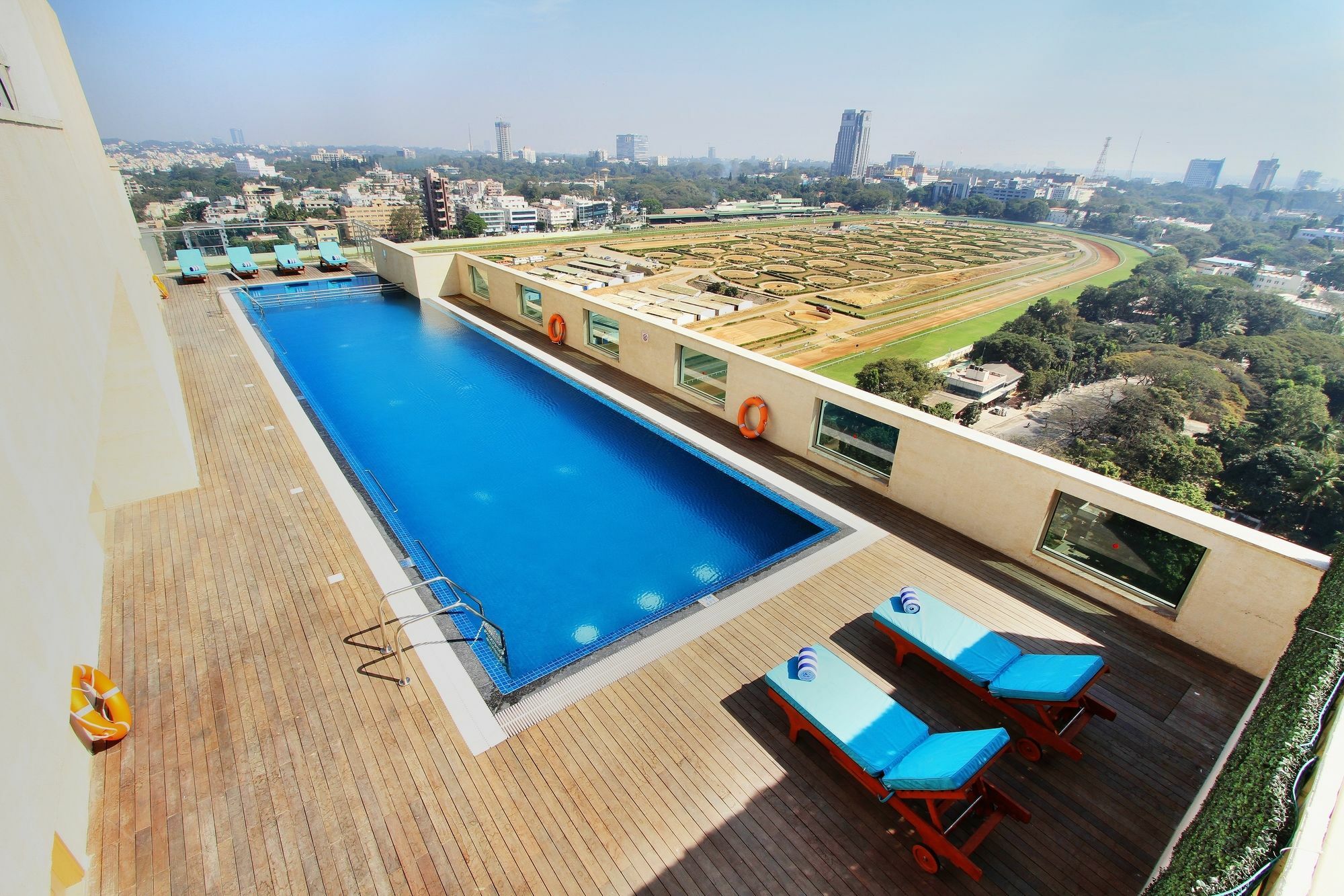 Holiday Inn Bengaluru Racecourse By Ihg Exterior foto The swimming pool at the hotel